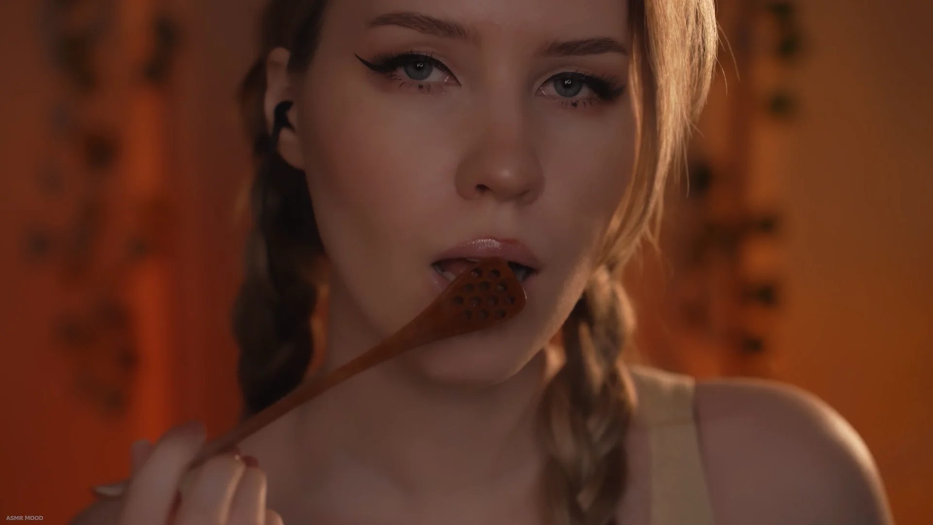 ASMR Mood Honey Spoon Sucking