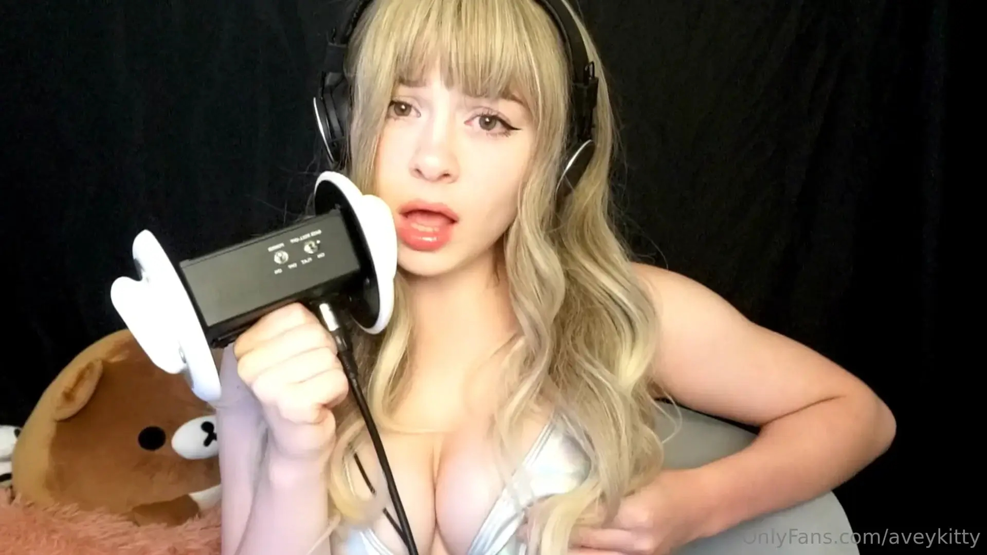 Avey ASMR Horny Ear Eating
