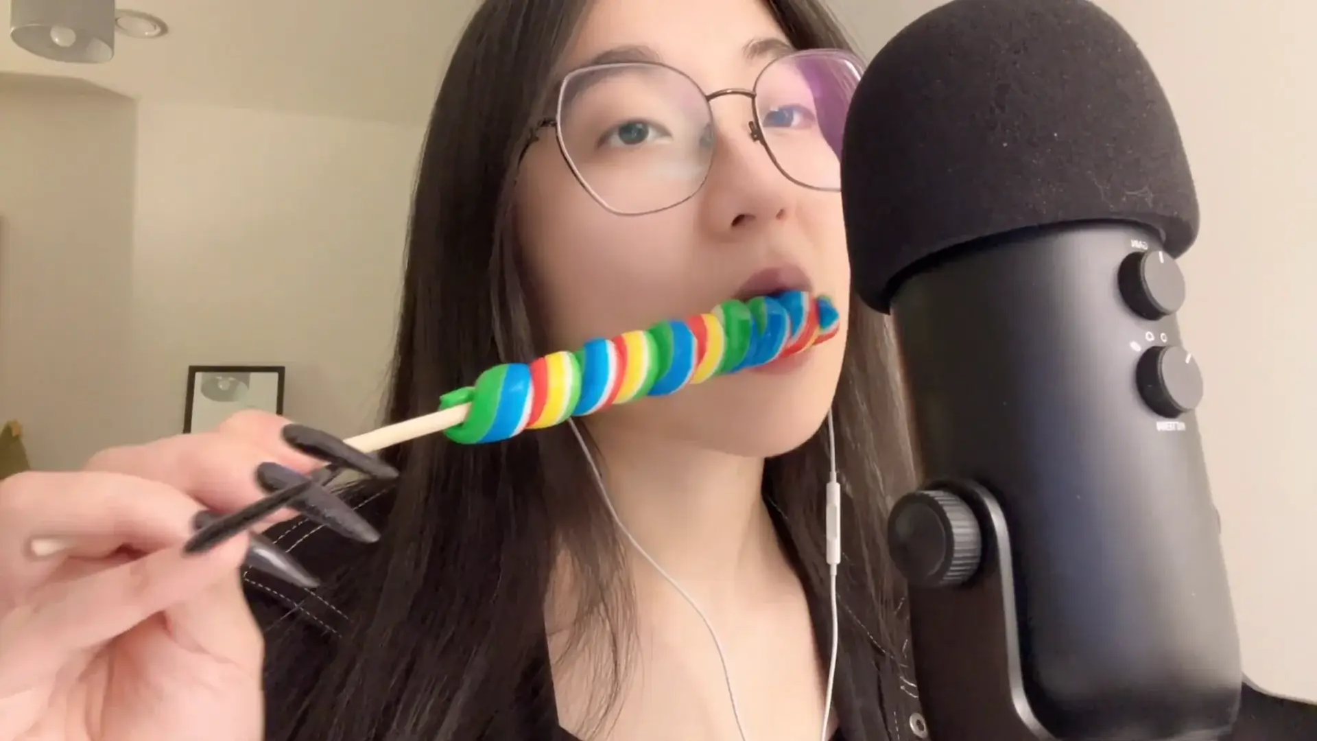 Cero ASMR Lollipop Eating