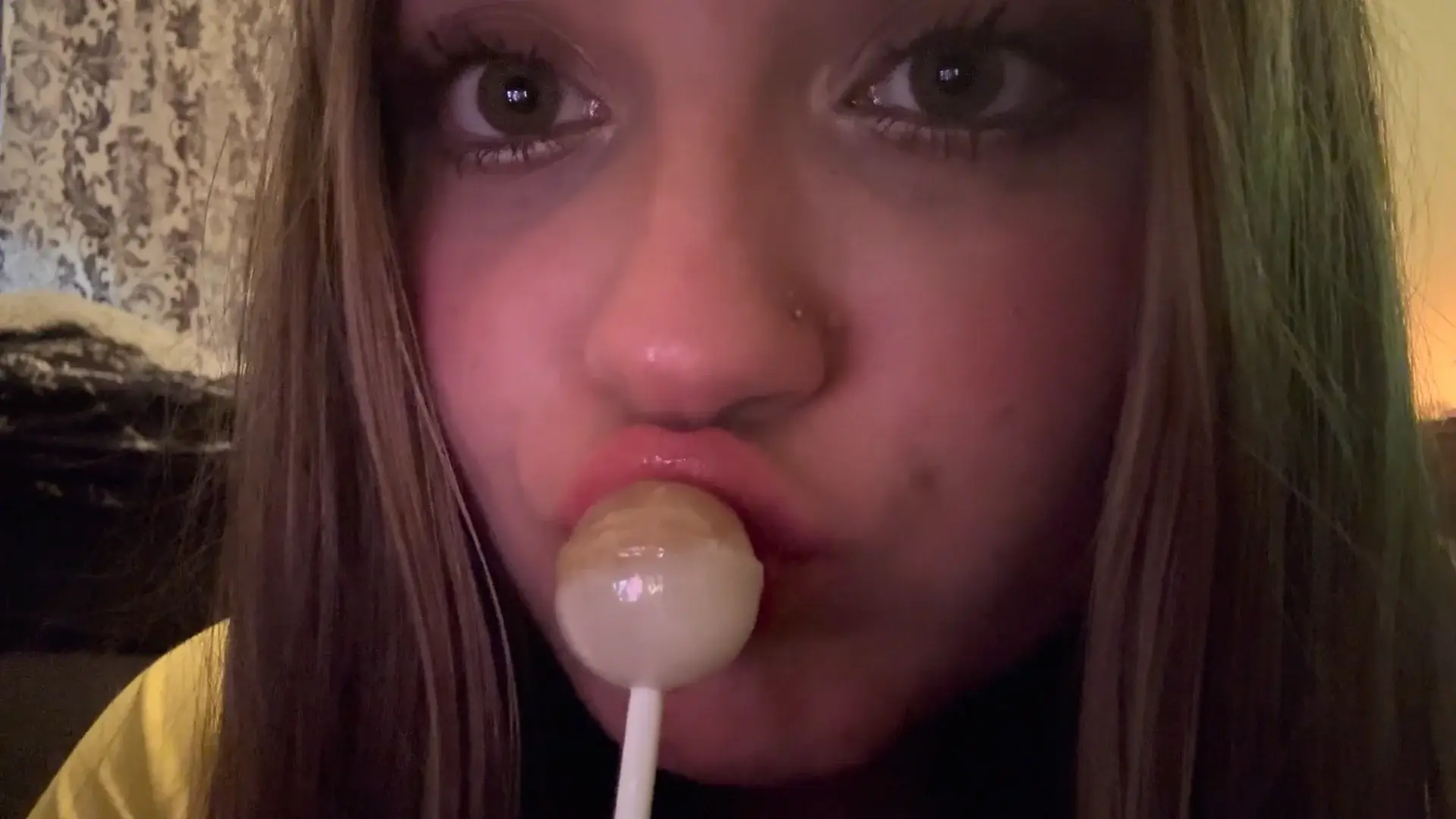 Haley’s ASMR Sexy Up-Close Lollipop Sucking & Licking