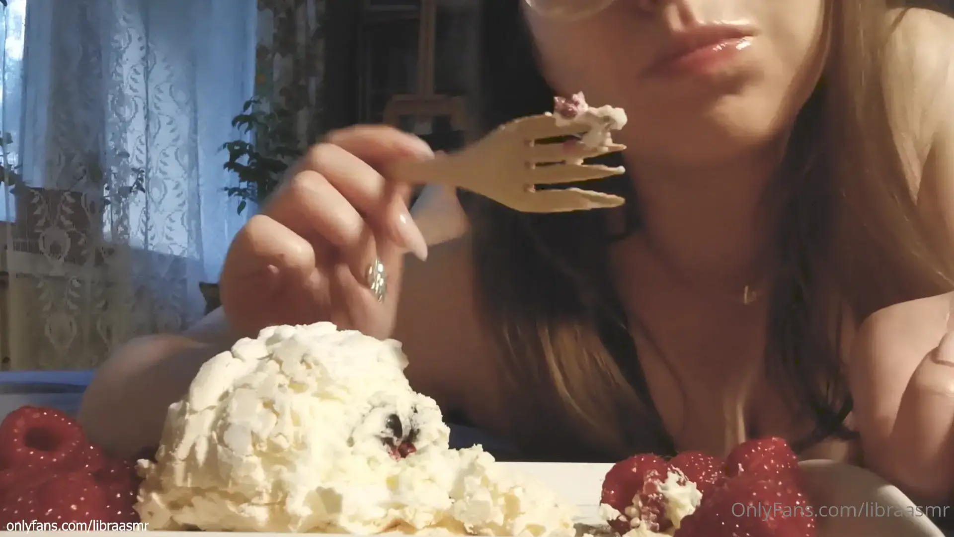 Libra ASMR Strawberry Eating Nude asmr