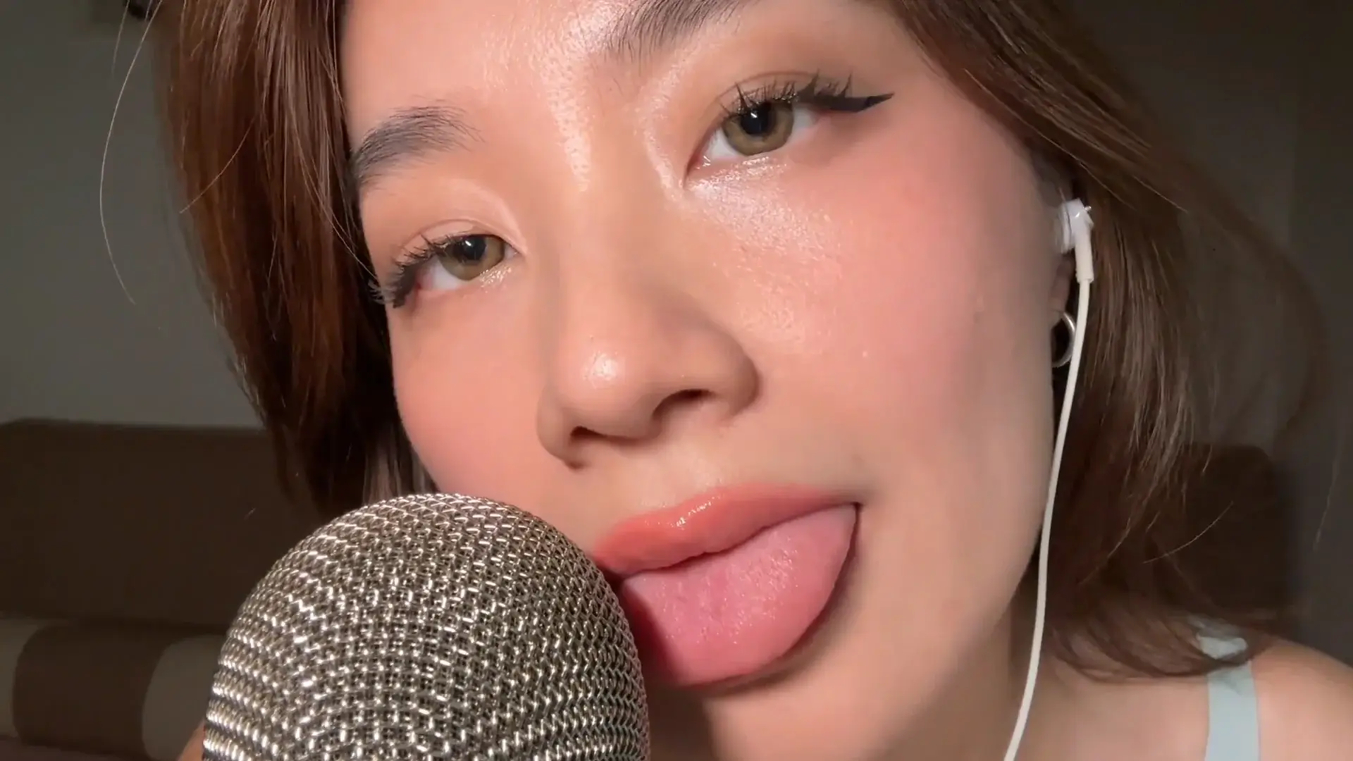 Lin ASMR Lots of Licking & Mouth Sounds