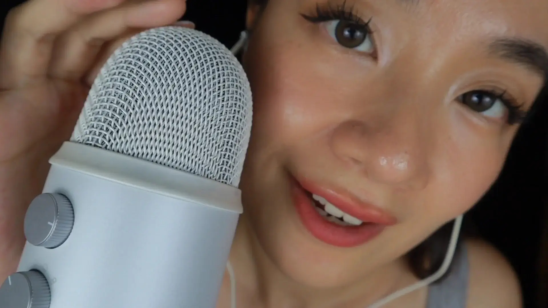 Lin ASMR Mic Licking & Mouth Sounds