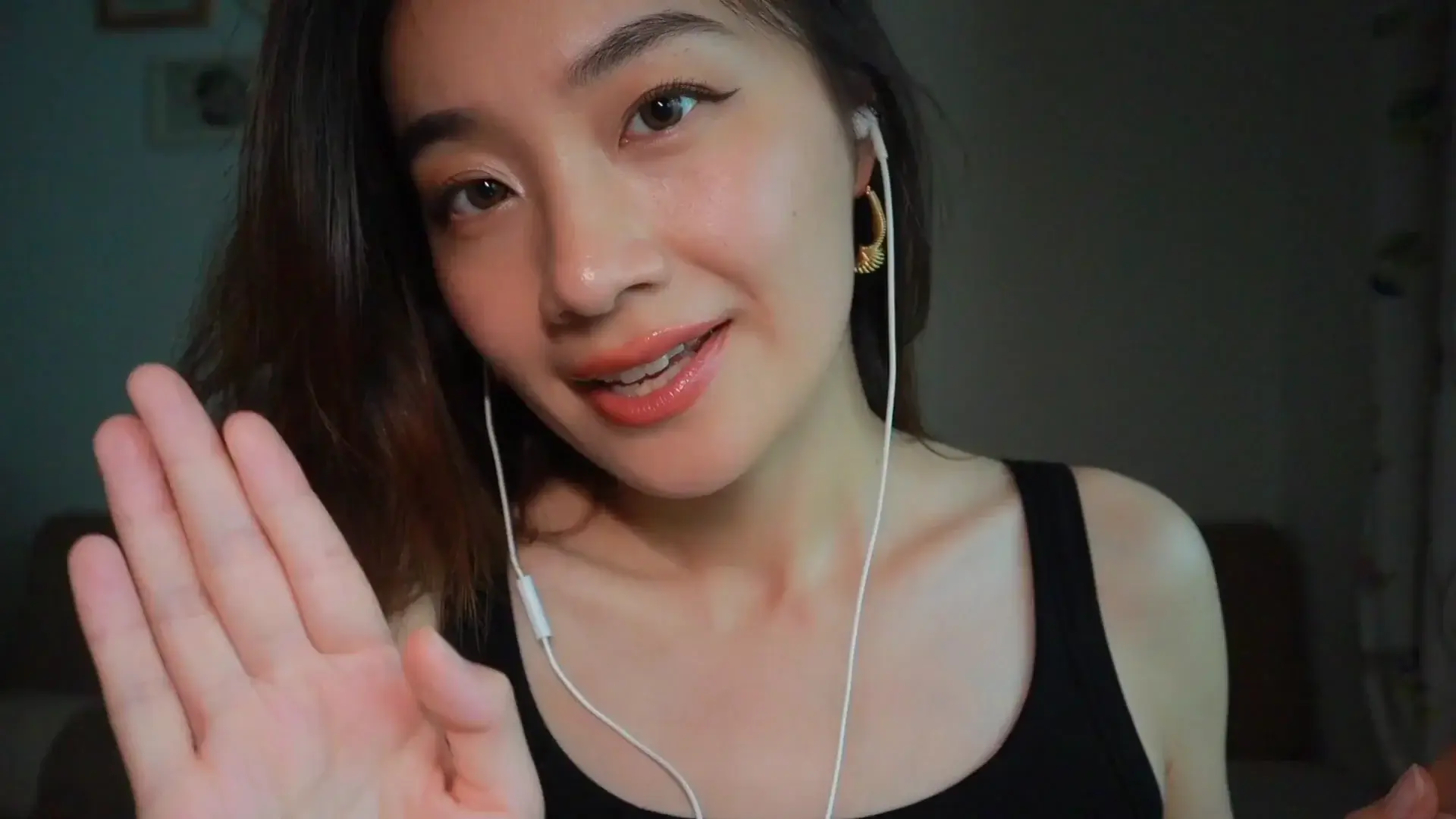 Lin ASMR Super Close Up Kisses