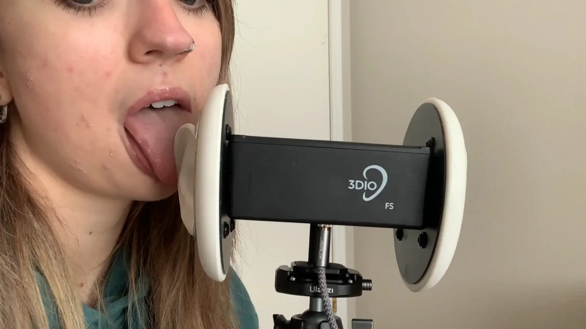 Sadie ASMR 3Dio Extra Spitty Side View Mic Licking