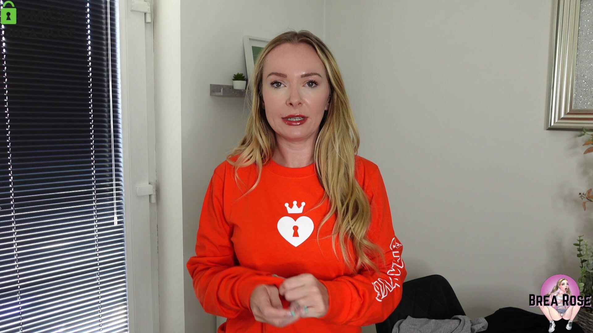 Brea Rose - Unboxing di MV Crown e merchandising 2022 - ManyVids - bionda - tette grandi - tette rifatte - parolacce - milf - sesso virtuale - POV - solo
