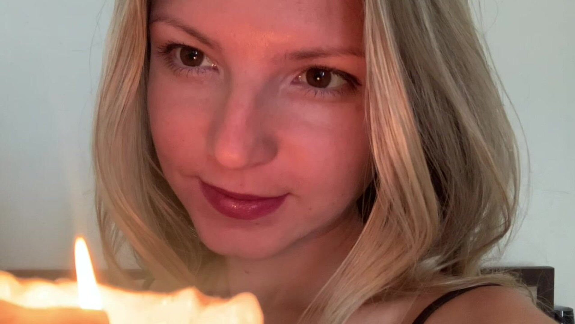 Gina Gerson - fã atrás de mim - manyvids - loira - POV - mamas pequenas