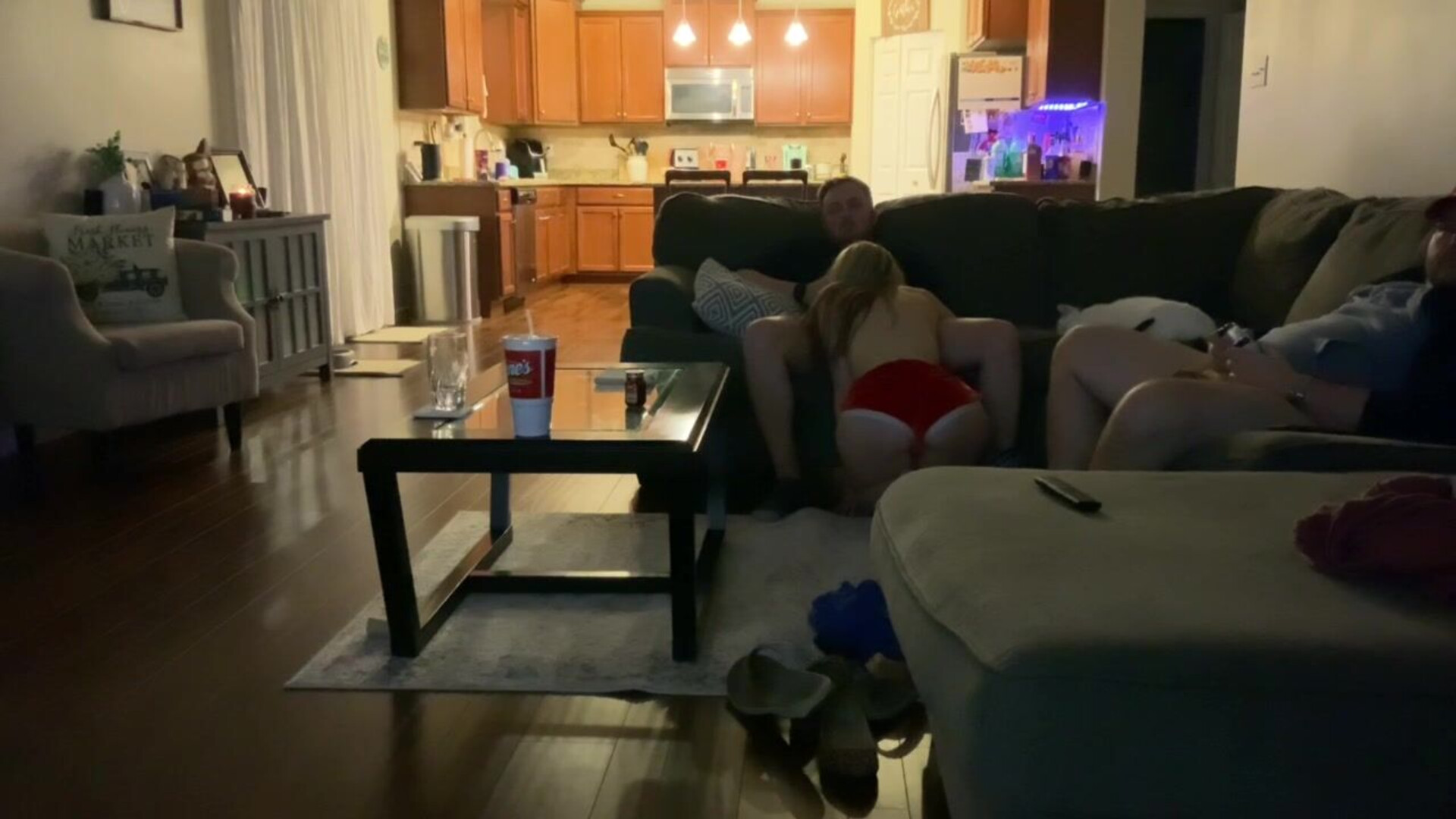 Erikaswingz – le-a făcut sex oral la doi bărbați în timp ce aceștia se jucau jocuri video – manyvids – blondă – milf – sâni mari – sâni naturali – POV – sex oral