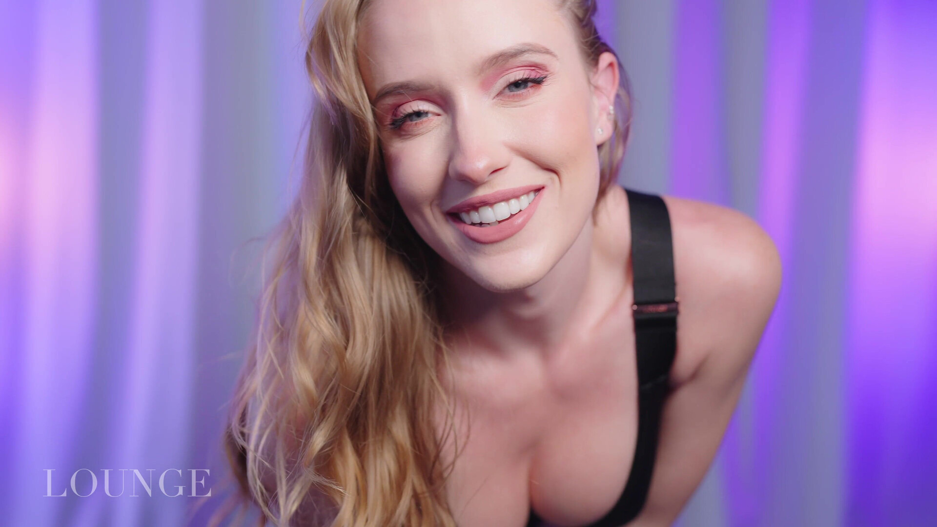 Scarlet Chase - Lounge II BTS Try On Haul - ManyVids - blonde - big tits - pov - dirty talk