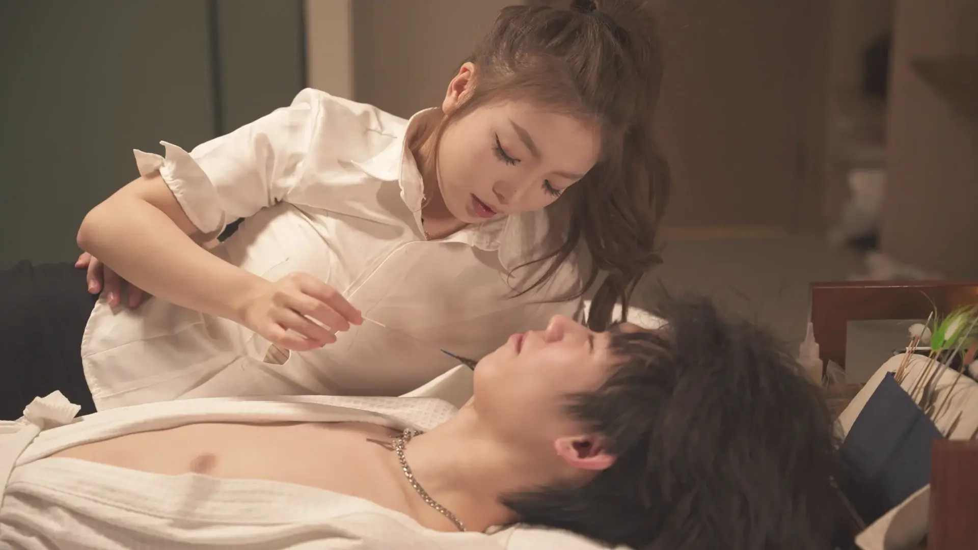 Whisperitch College Girl Gives Me a Soft Massage