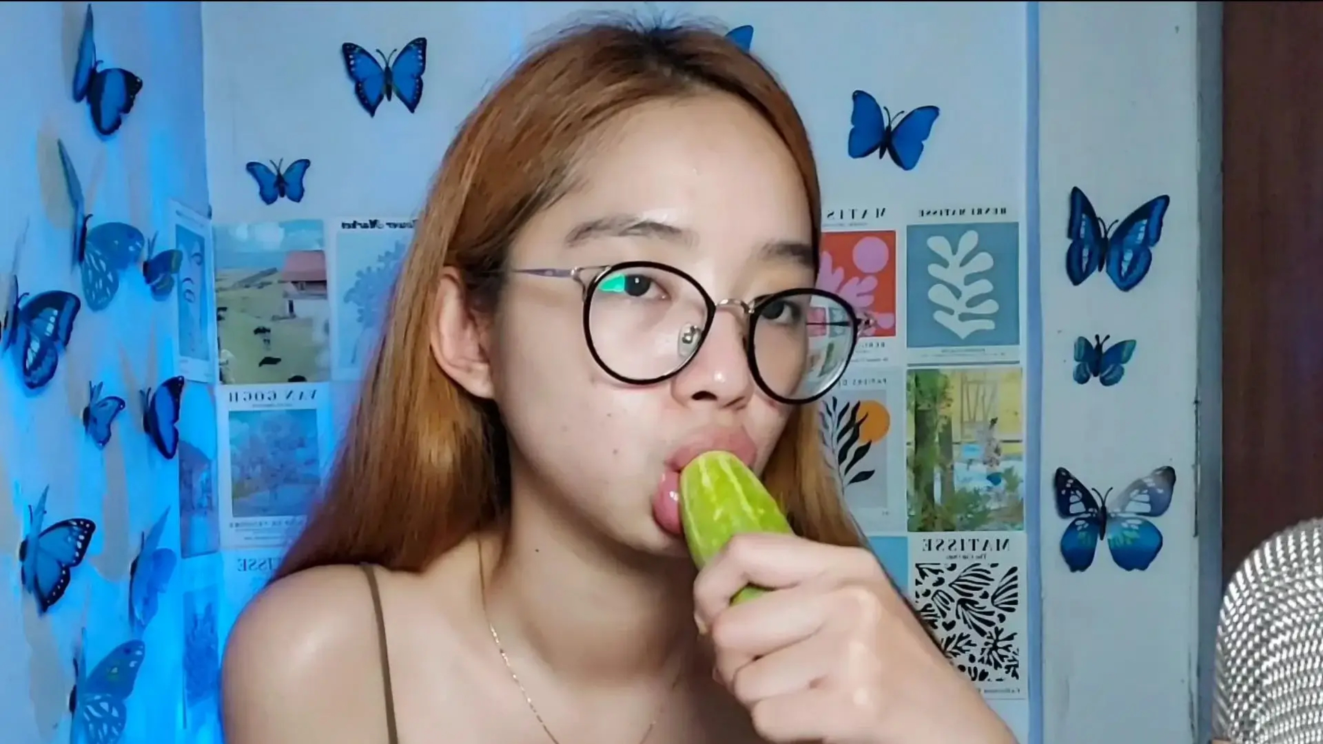 ZOZO ASMR Cucumber Sucking Wet Mouth Sound