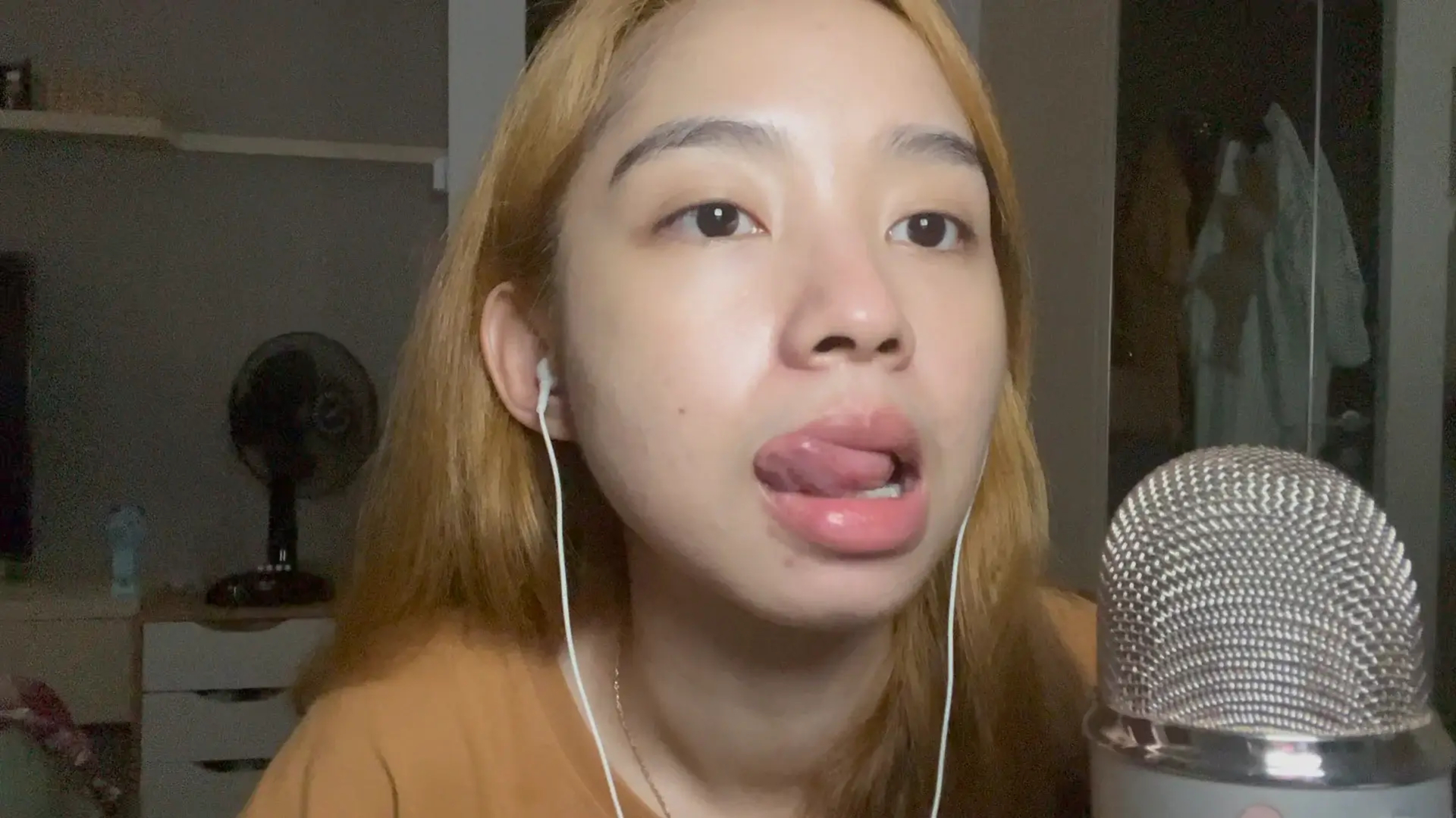 ZOZO ASMR Lip Licking & Tongue Fluttering