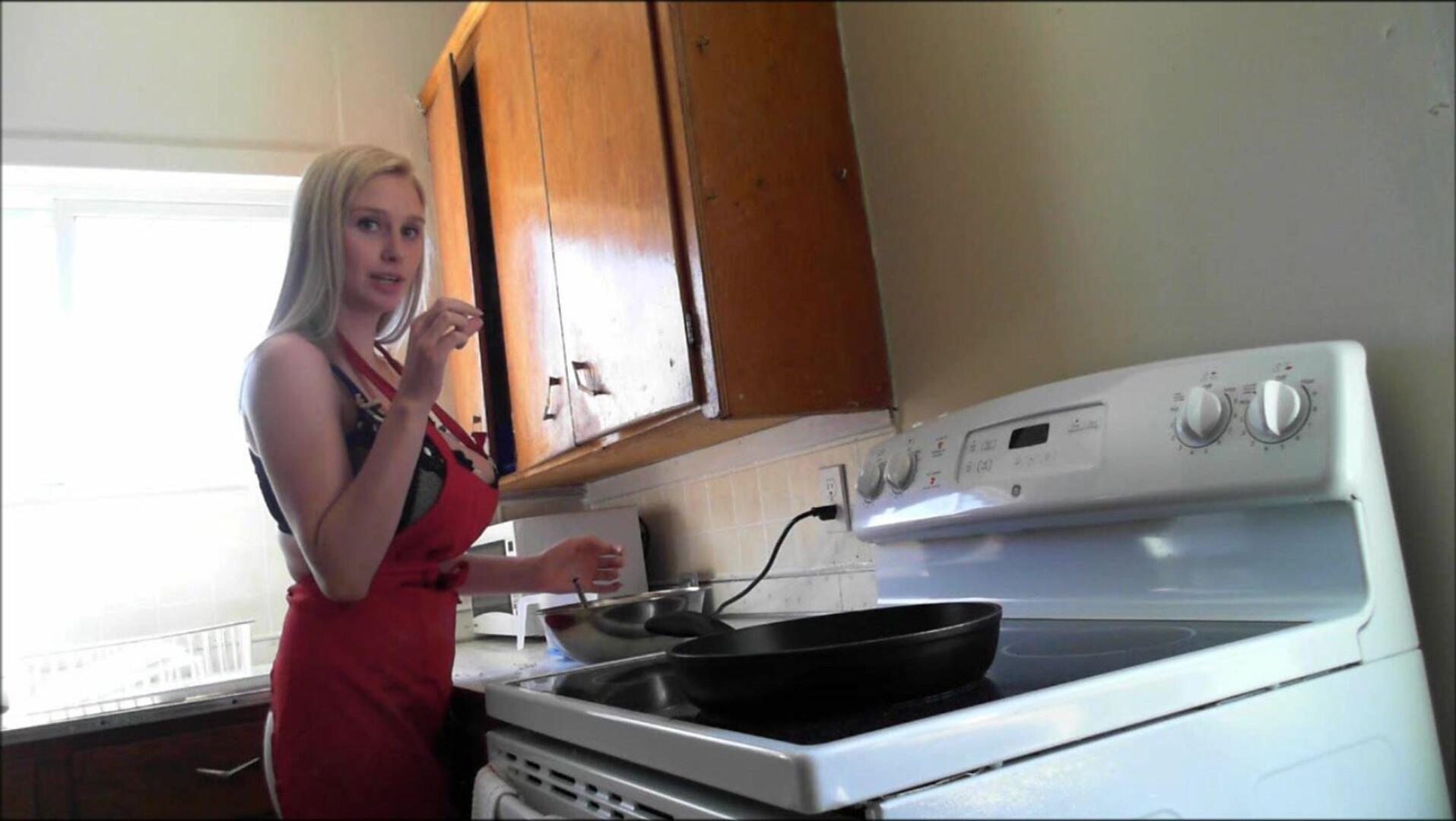 Kristi Lovett - Kristi Makes You Breakfast - ManyVids - milf - fake tits - blonde - big tits - pov - dirty talk
