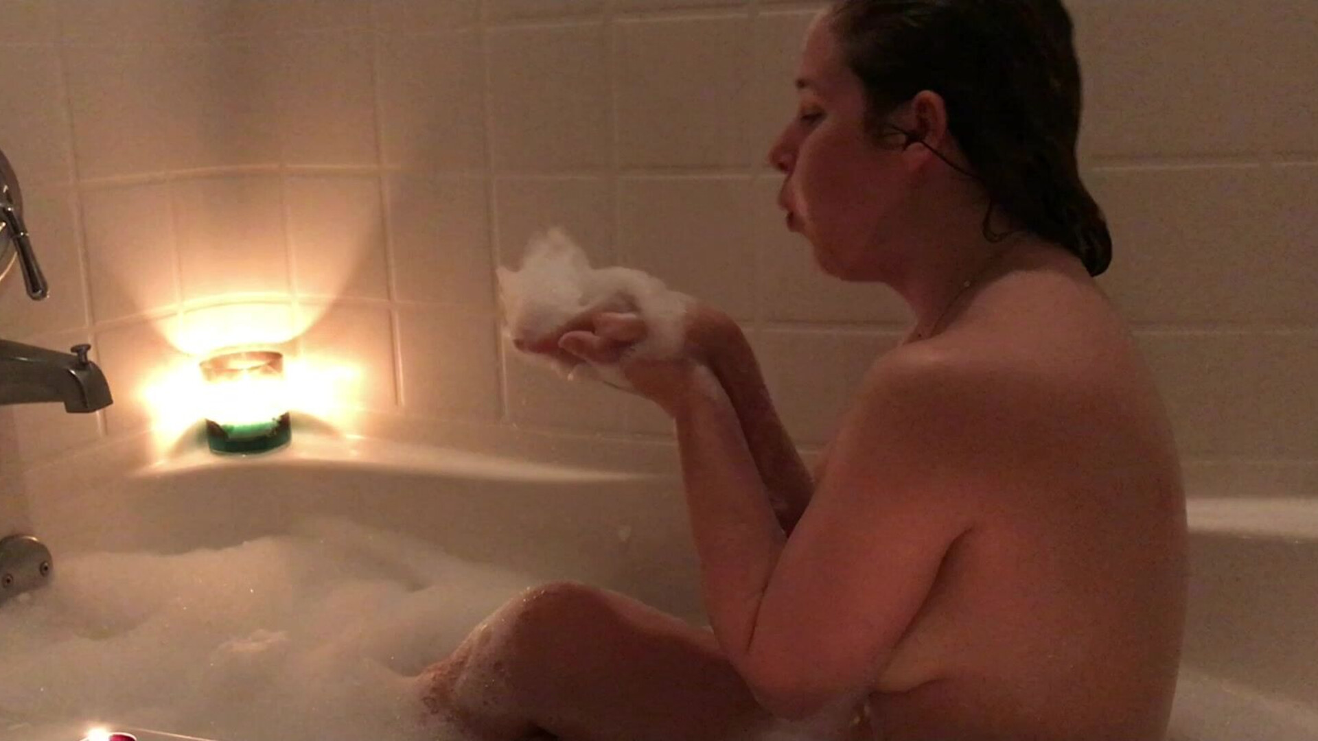 Catherine Grey Bubble Bath Candle Light - softcore - amateur - solo
