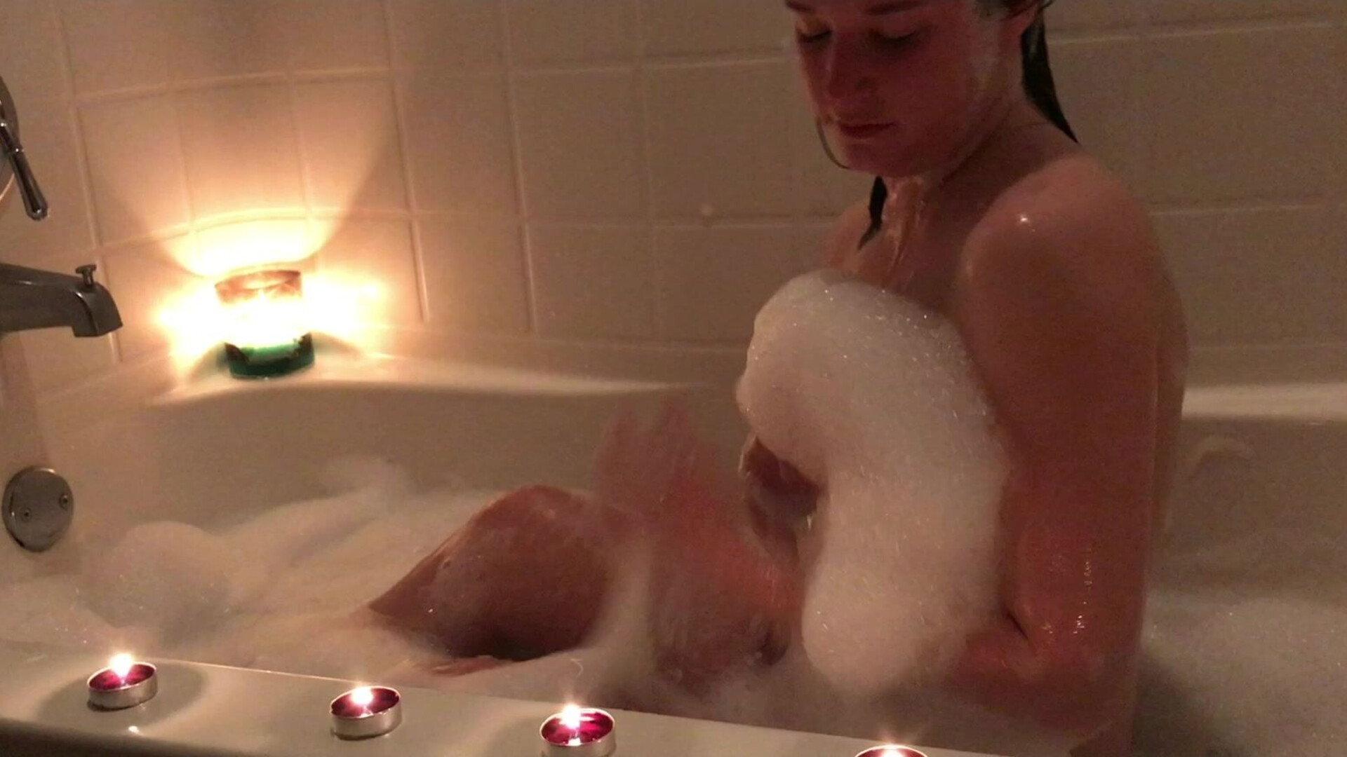 Catherine Grey Bubble Bath Candle Light - softcore - amateur - solo