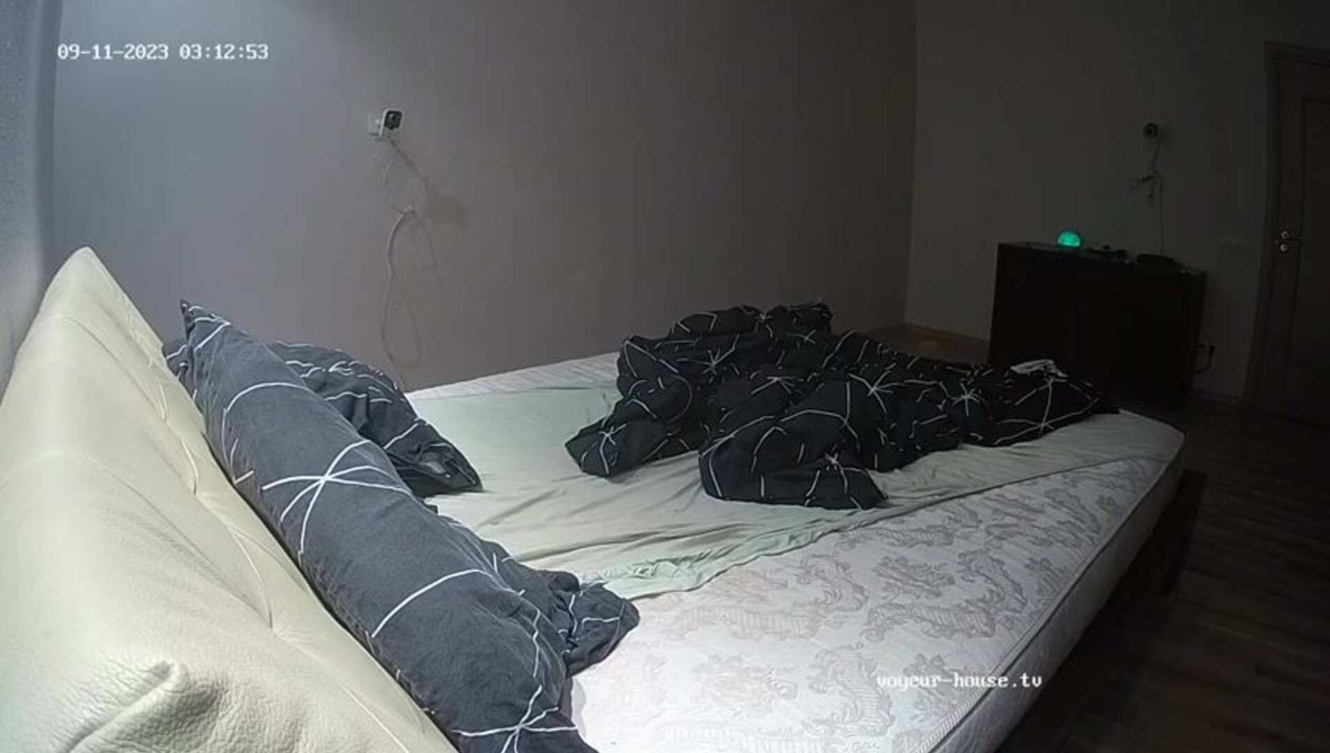 Jovannas lesbian threesome - lesbian