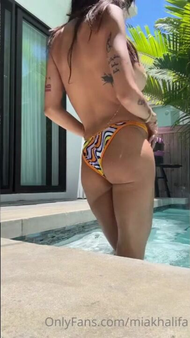 Pool Tease Scene - big ass - big tits - blowjob - sex - fuck