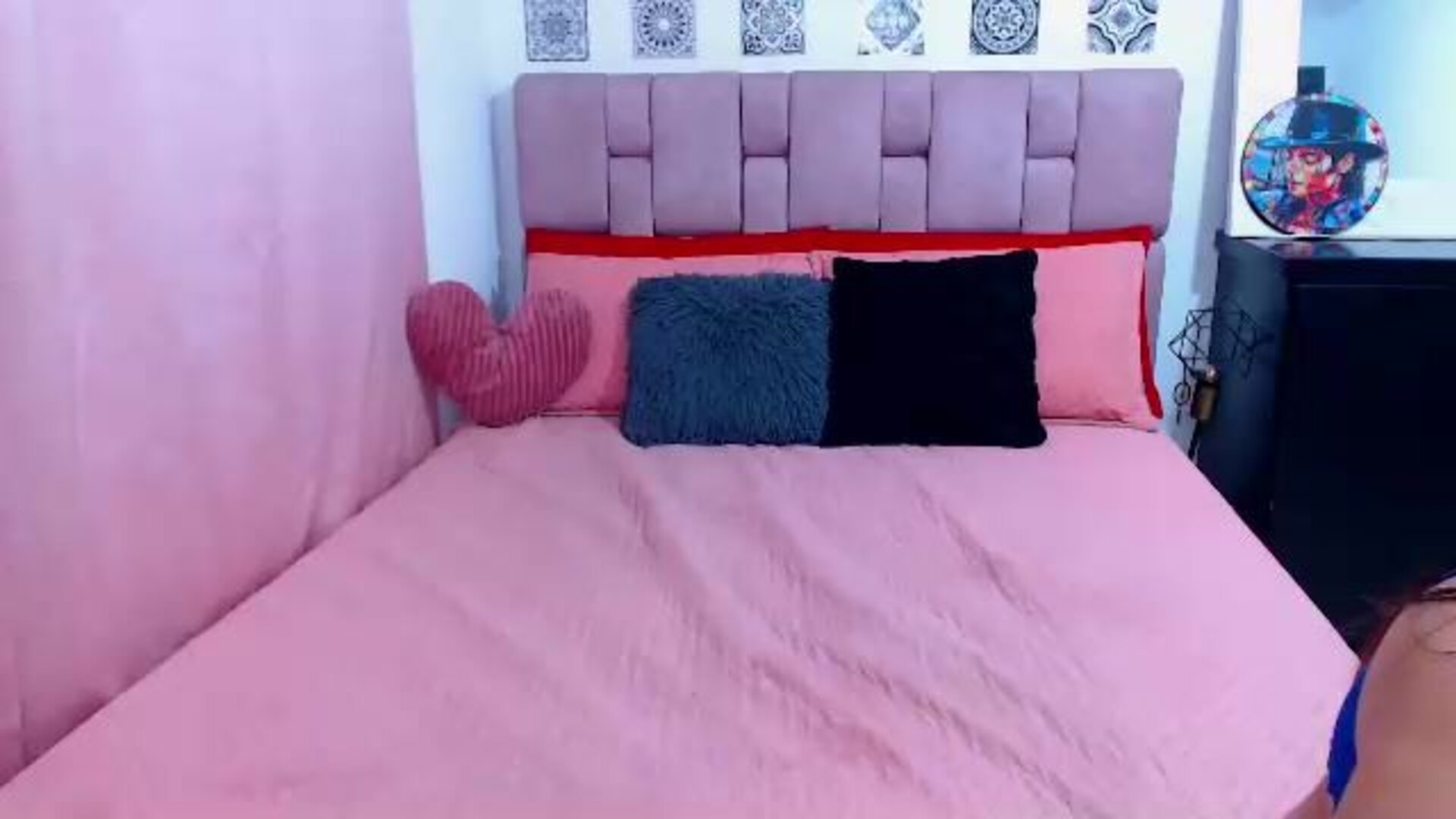 amy roger 2026 01 09 02h40m13s - webcam