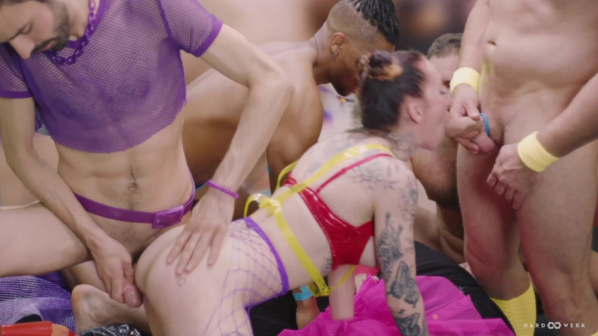 HARDWERK Bang mirror with Esluna Love - hardwerk - reality - gangbang - hardcore - blowjob - pussy licking - fingering - squirting - double penetration - brunette