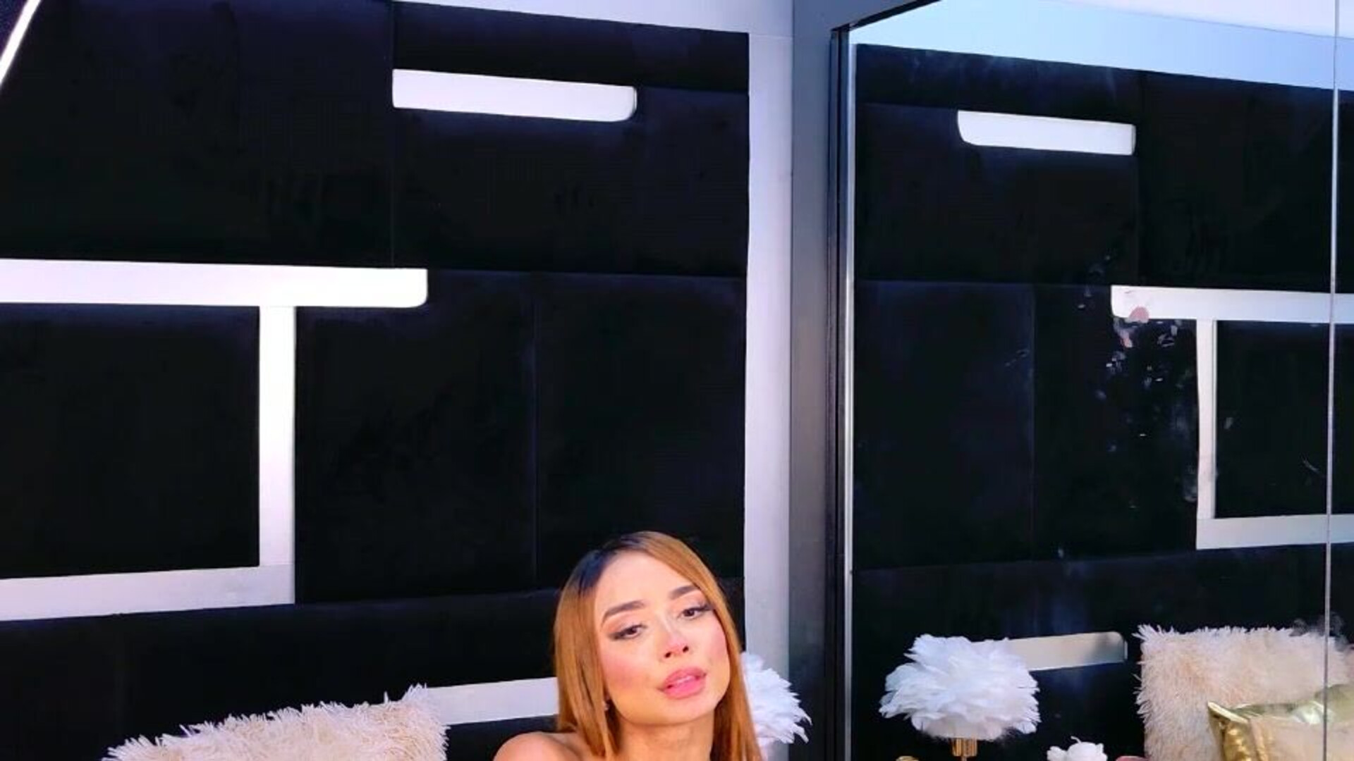 alanaferrara 2025 12 03 00h38m22s - webcam