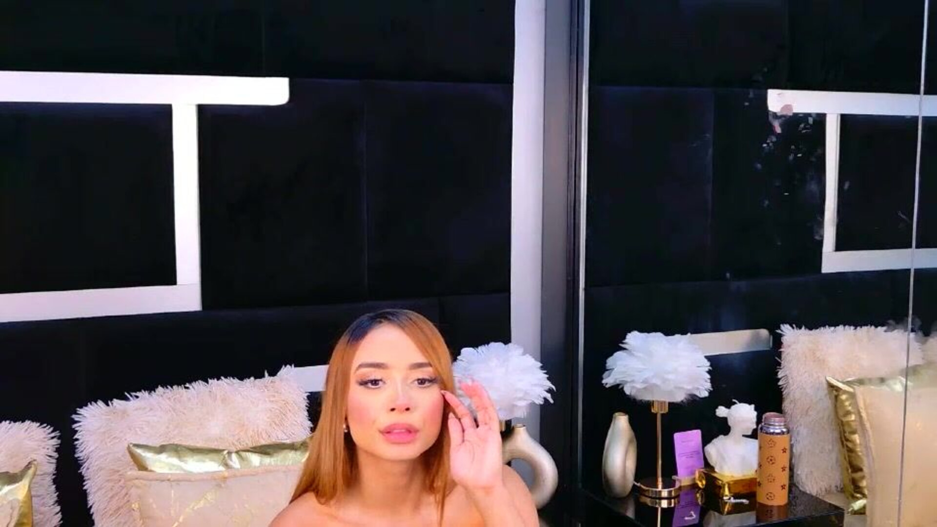 alanaferrara 2025 12 03 00h38m22s - webcam