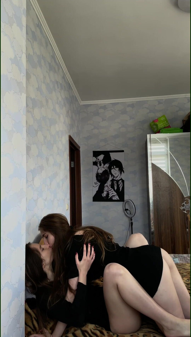 Alice & Haizlee Twins Pussy Eating - twins