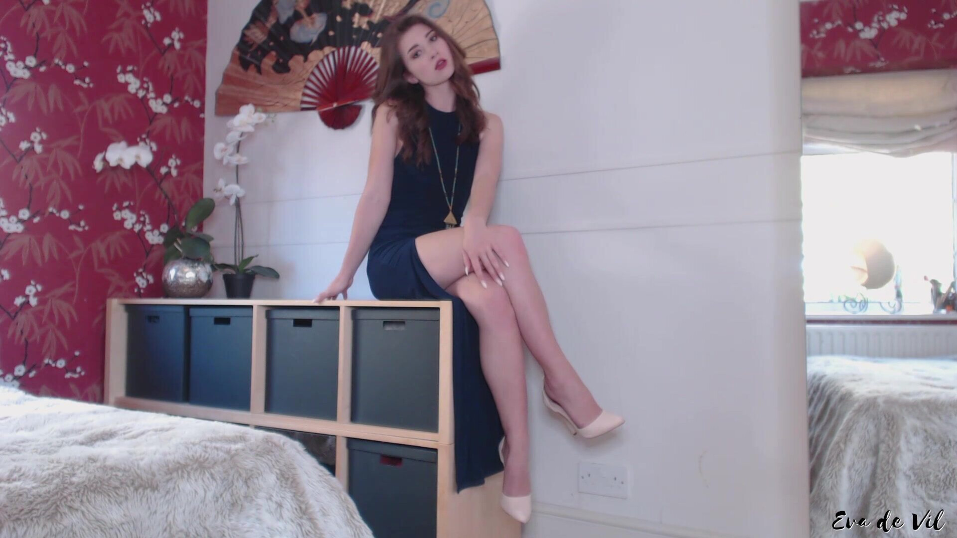 Eva De Vil Legs Crossed Homewrecker - brunette - masturbation