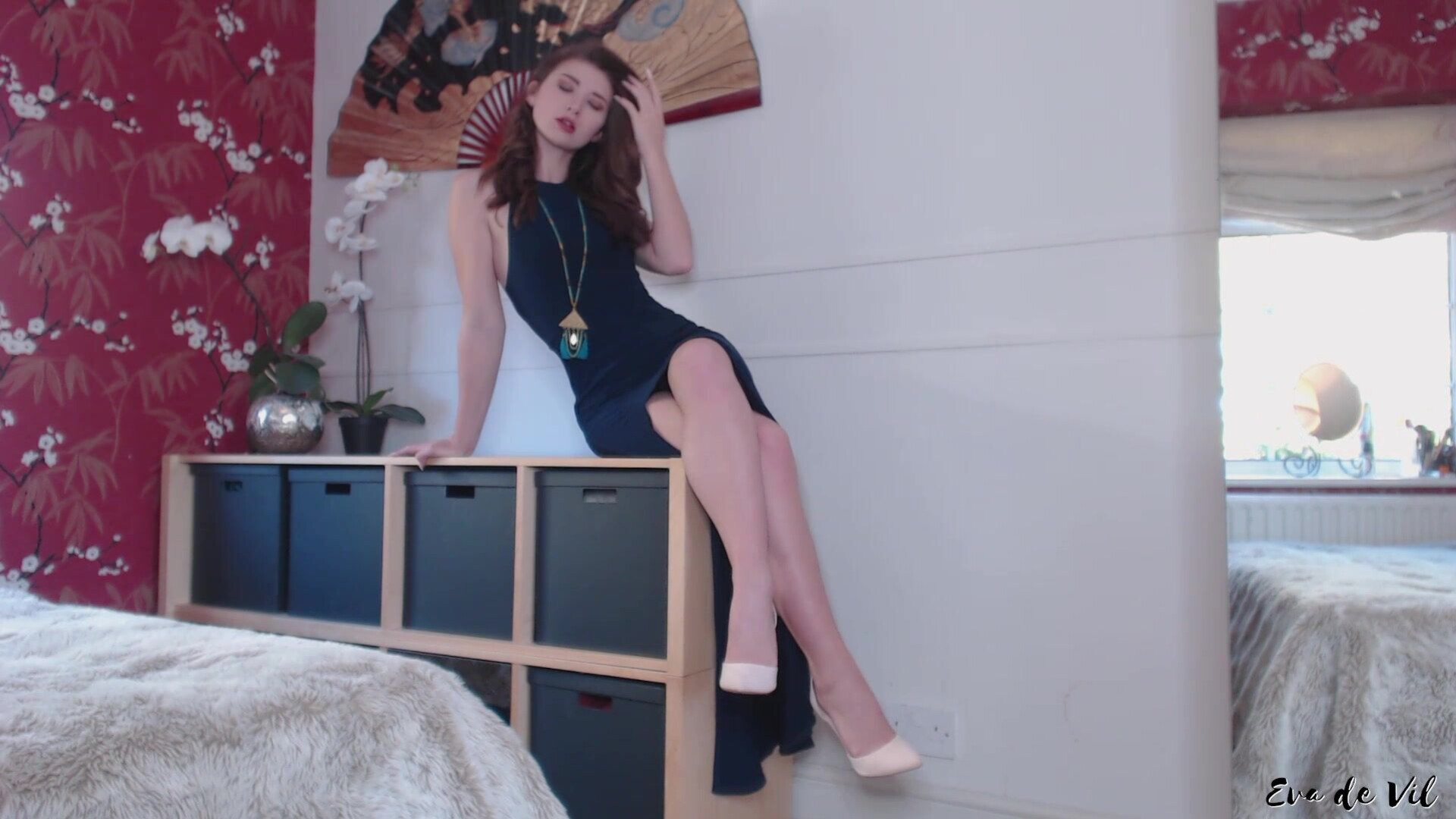 Eva De Vil Legs Crossed Homewrecker - brunette - masturbation