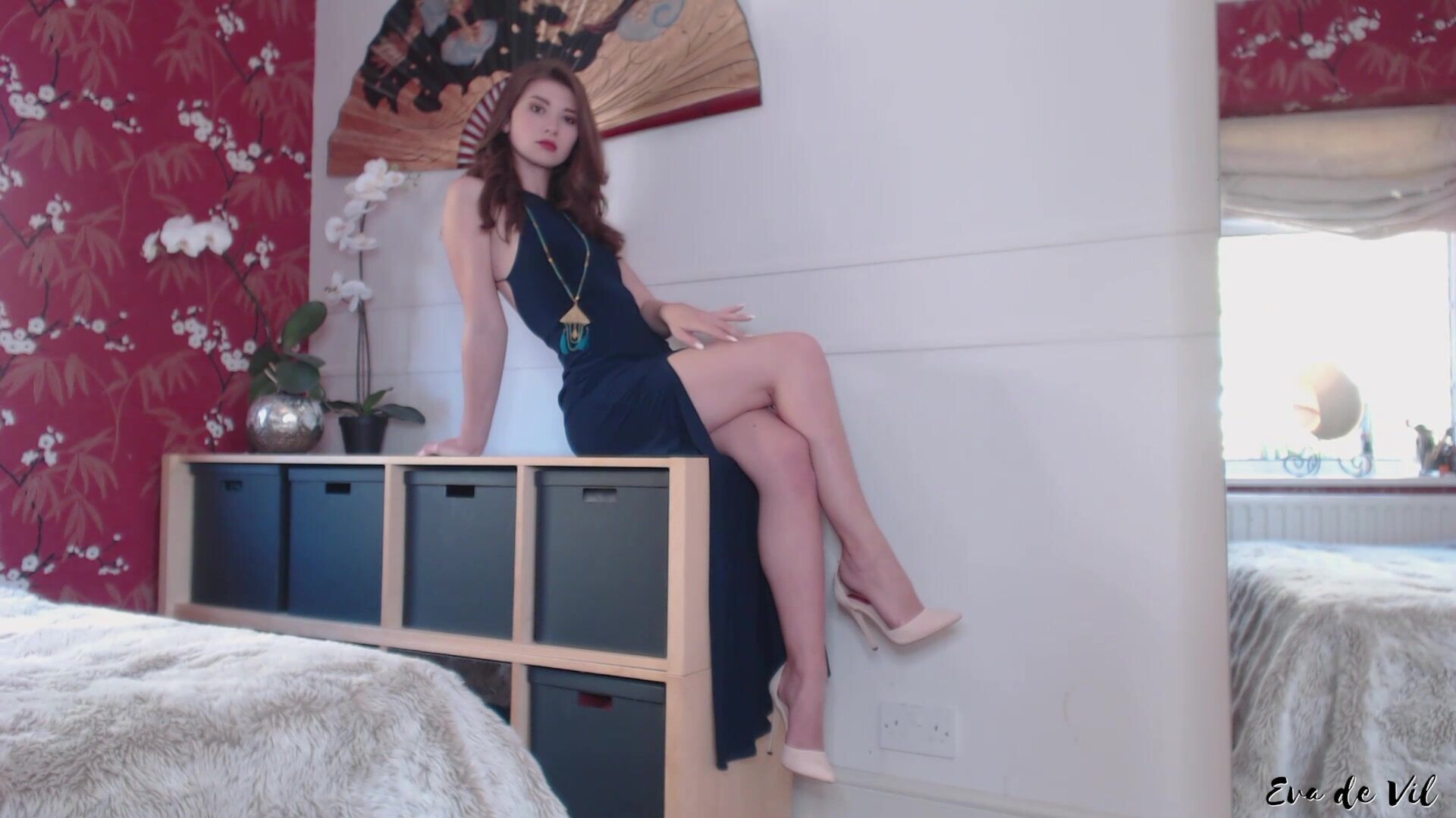 Eva De Vil Legs Crossed Homewrecker - brunette - masturbation