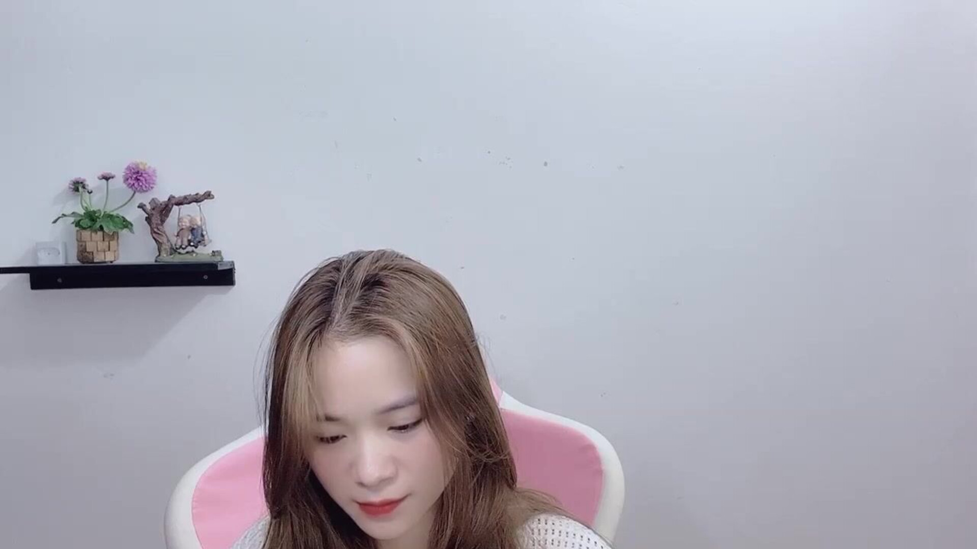 Luna 2023 06 18 - asian - webcam - luna