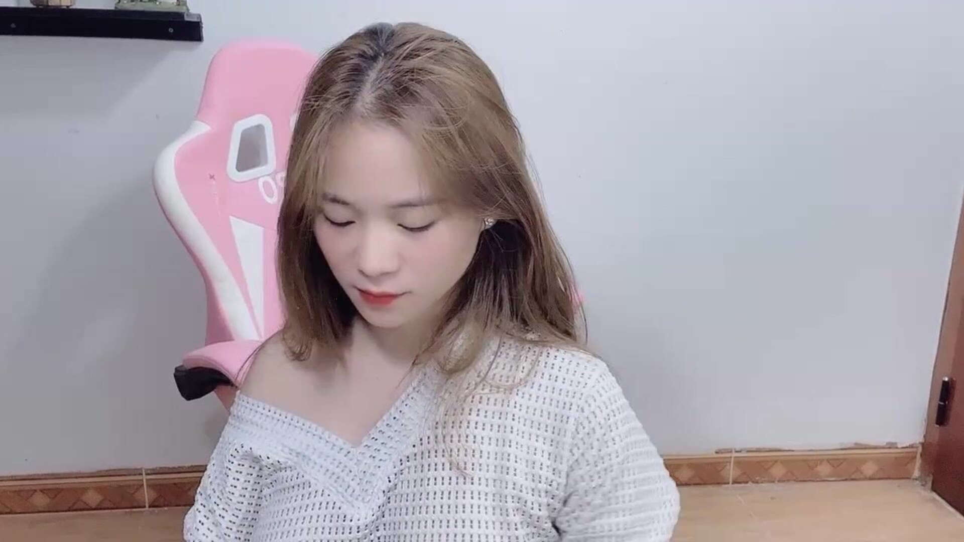 Luna 2023 06 18 - asian - webcam - luna