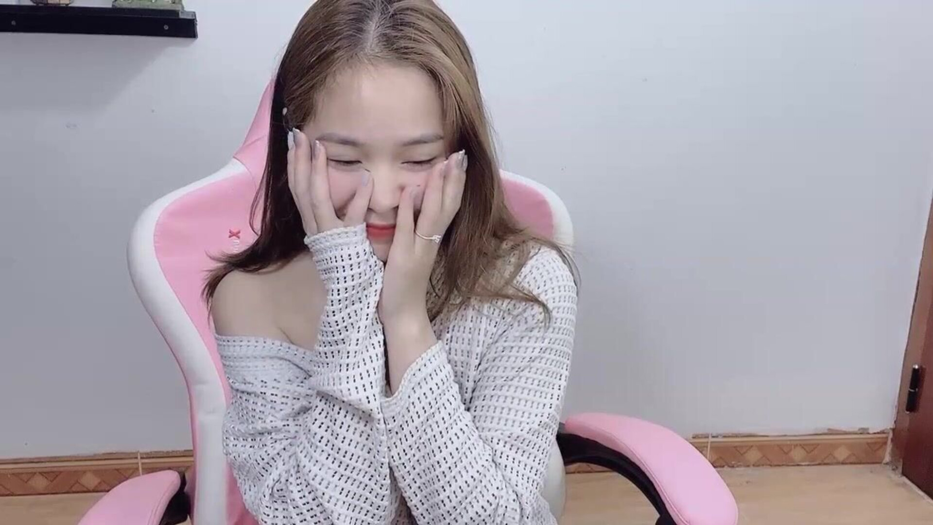 Luna 2023 06 18 - asian - webcam - luna