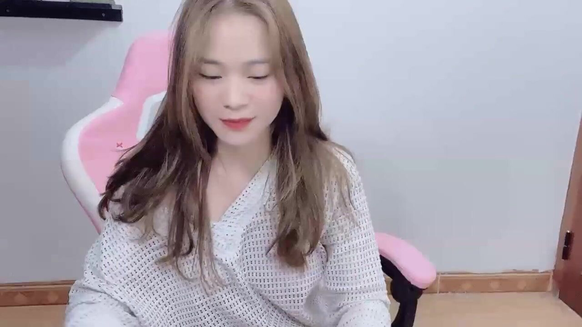Luna 2023 06 18 - asian - webcam - luna