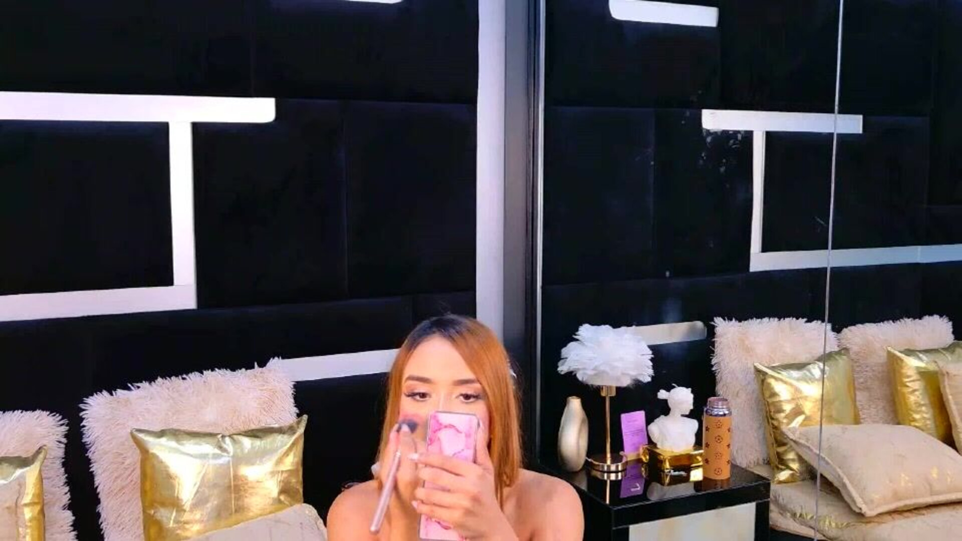 alanaferrara 2025 12 02 23h54m08s - webcam