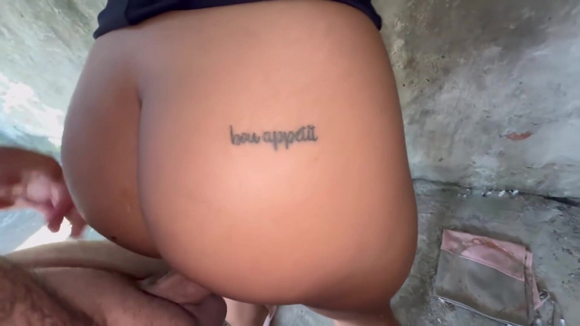 Con la vecina mientras lava ropa - teen - latina - blowjob - outdoor