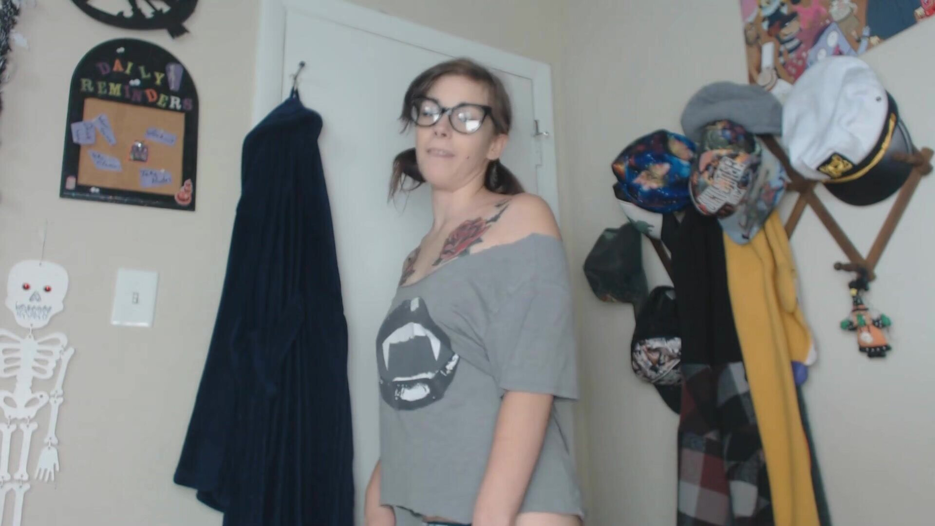 DamnedestCreature Bitchy Sis Teaches You To Stroke - solo - softcore - amateur