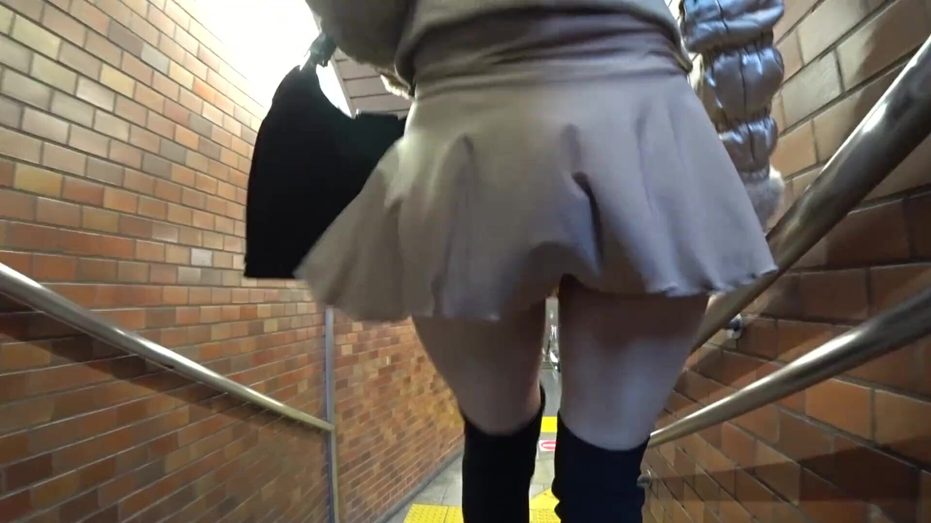 MORE220 A little face reveal★ [Clothing Bodycon flare dress, knee high socks] Eh It - babe