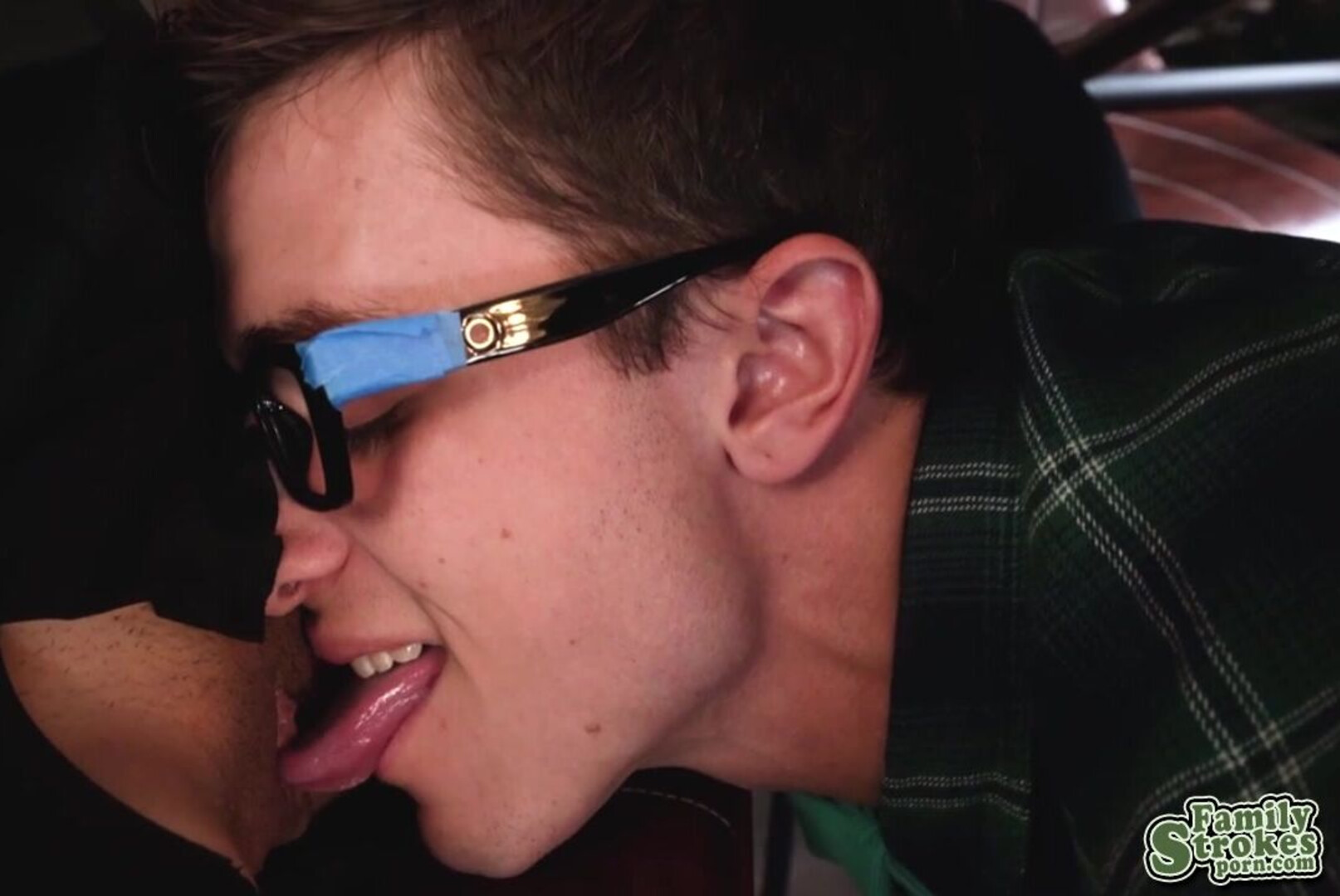 Parker sensually indulged on the table - big dicks - big vs small - biting balls - pussy licking - reverse cowgirl - rubbing - shaved pussy - skinny - small ass - small tits
