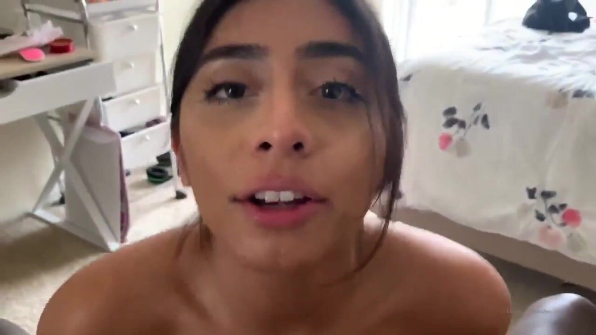 A esta chica le gustan las pollas grandes - teen - blowjob - big cock - big tits - interracial