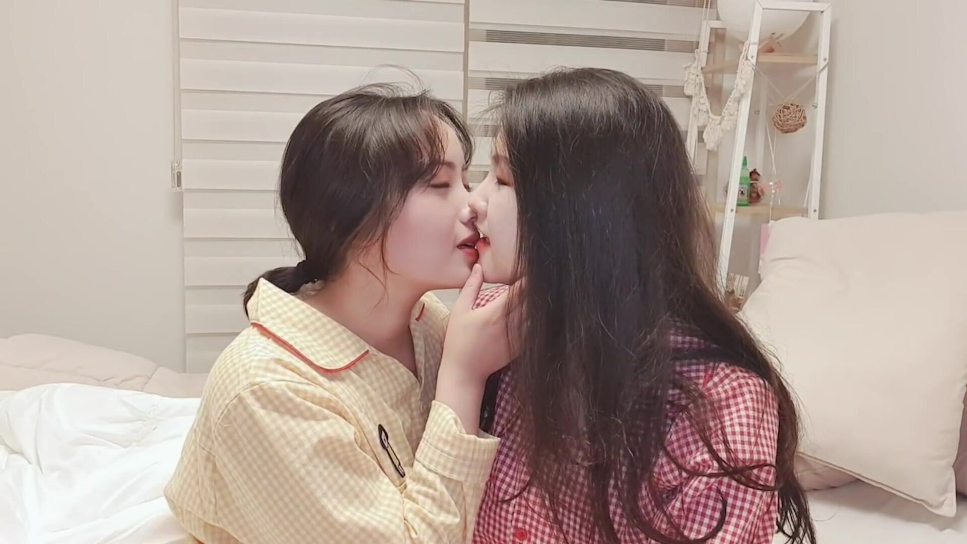 JustJulliette 23 TYPES OF KISSES - lesbian - small tits
