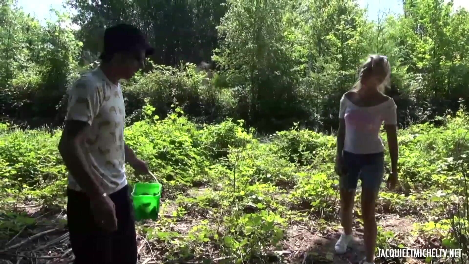 Kelly Wild camping (3) - blonde