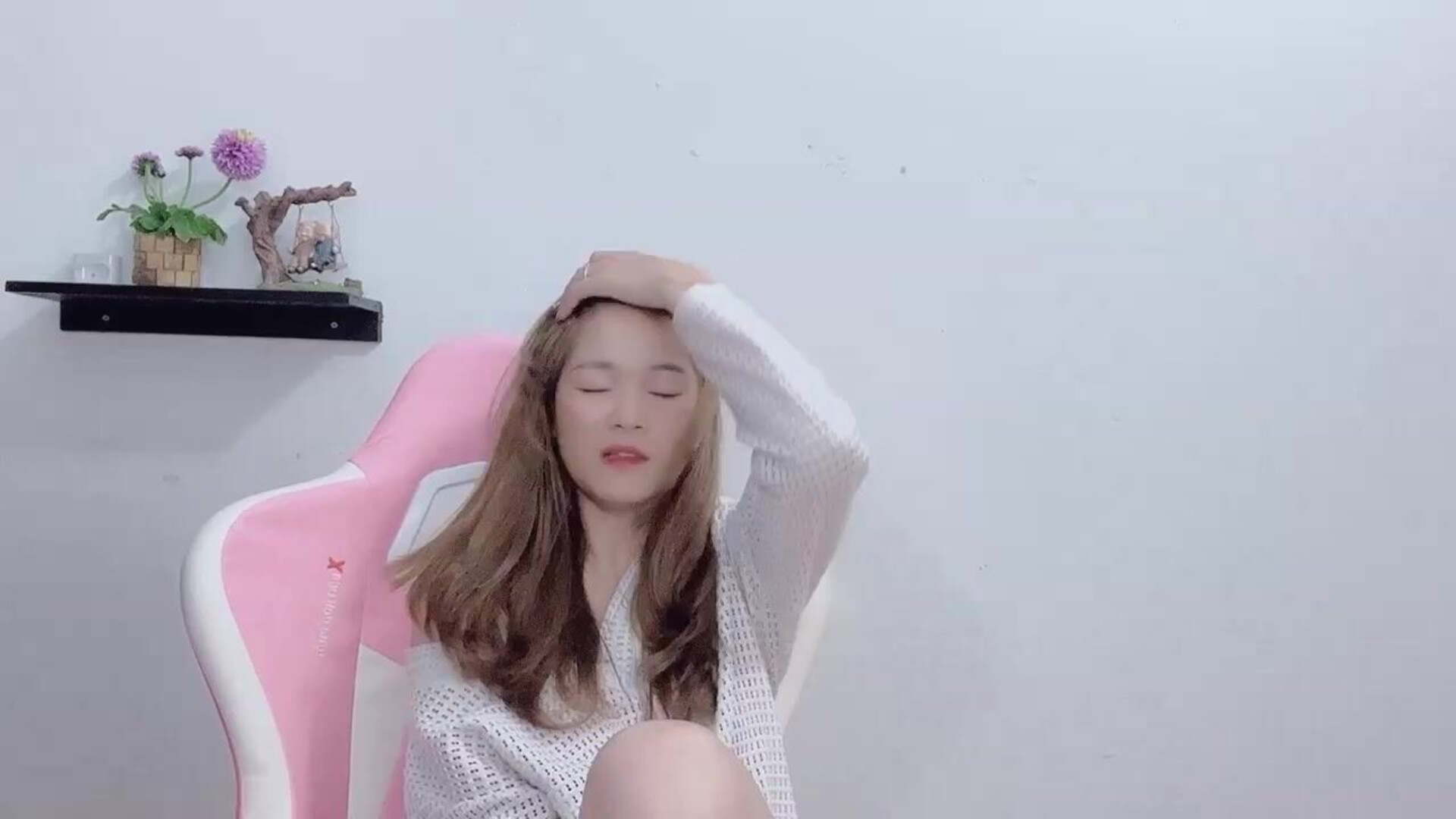 Luna 2023 06 26 3 - asian - webcam - luna