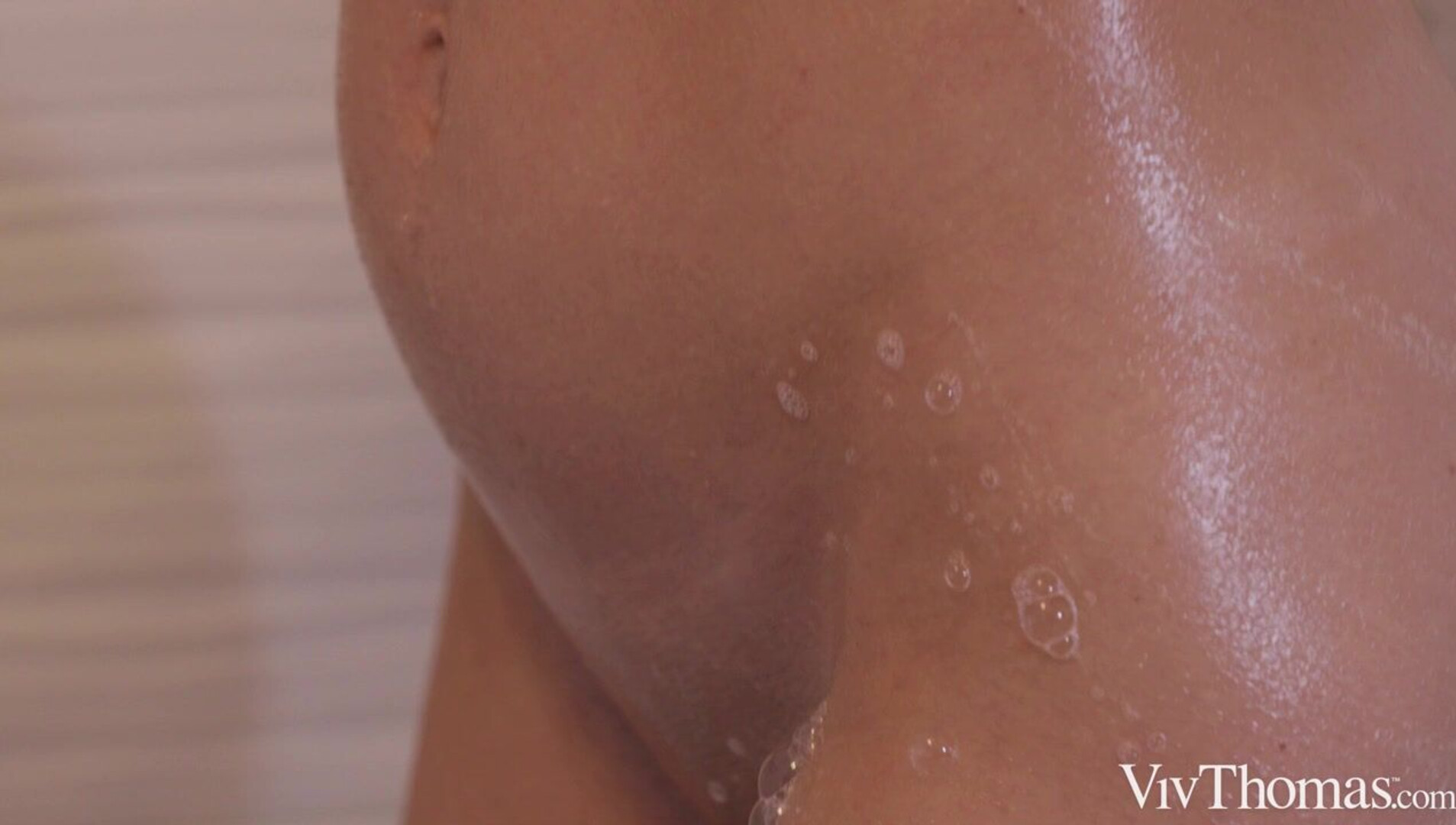 Showered With Love (Gia Tvoricelli i Charlotte Lapiedra) - lesbian