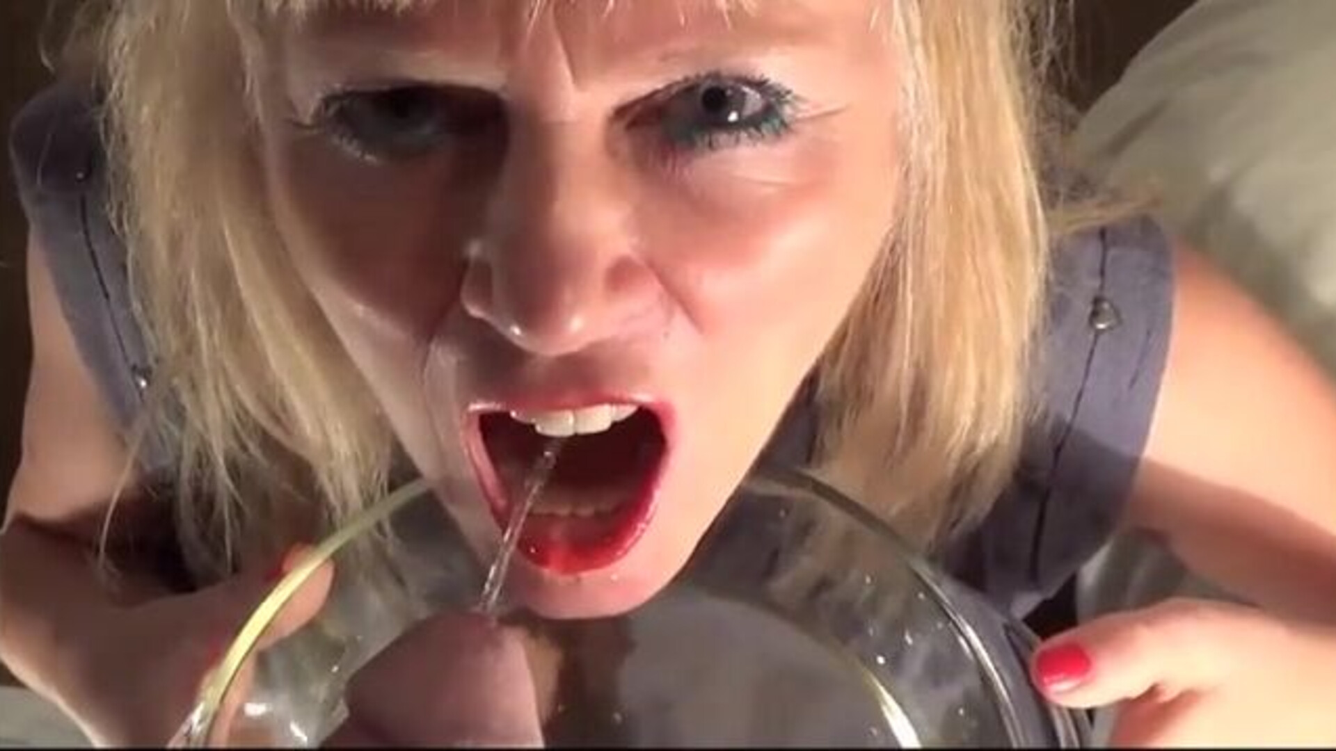 Amateur mature piss drinking facial - pissslut - cumslut - cocksucking - wet - piss - mature