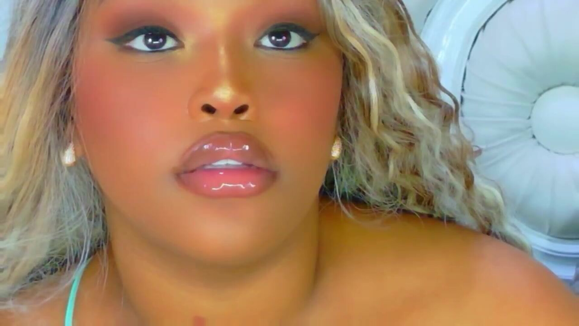 tianah glow 2025 12 24 17h22m05s - webcam