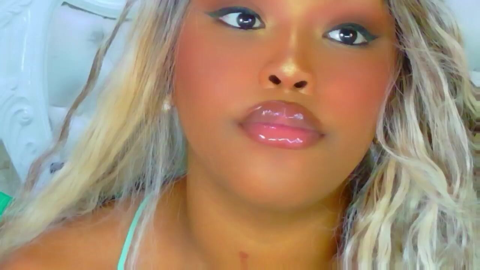 tianah glow 2025 12 24 17h22m05s - webcam
