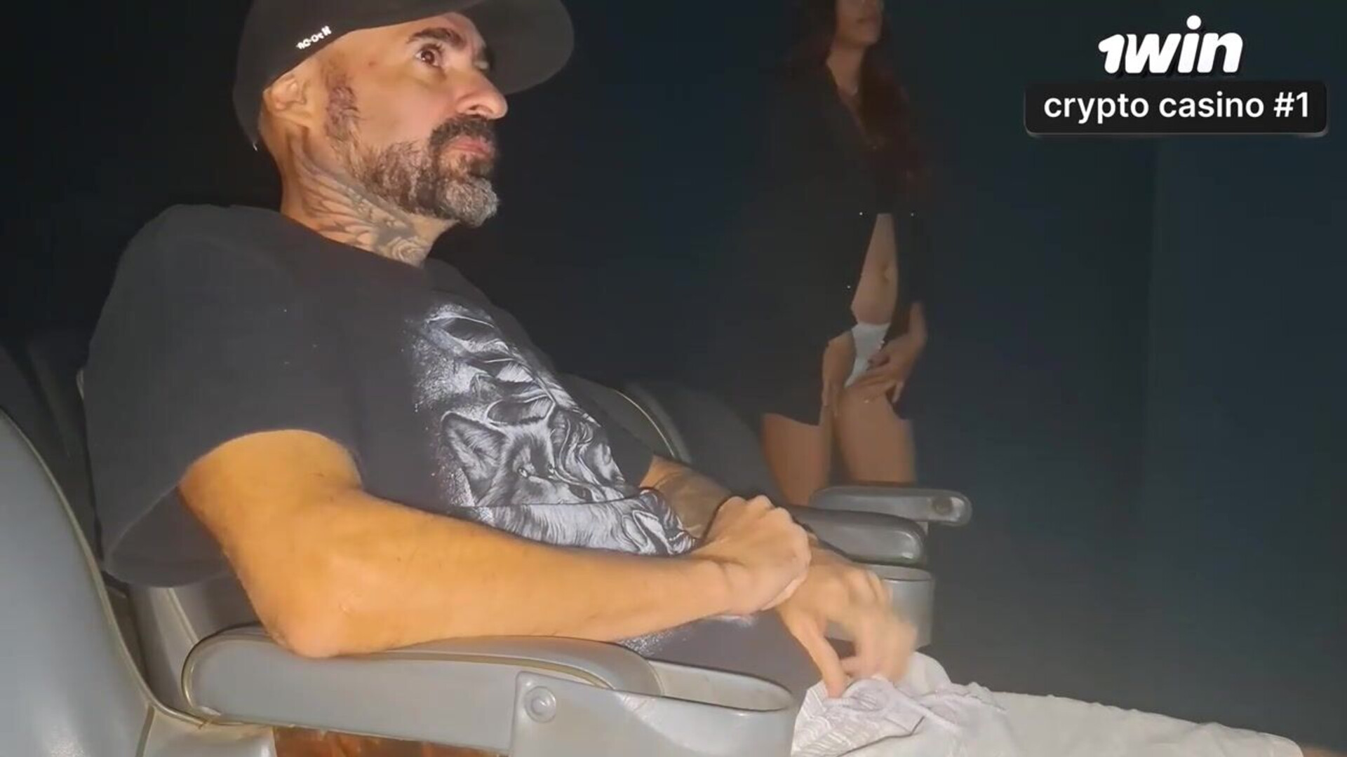 Corno leva a esposa ao cinema pornô pela primeira vez em uma cena quente e intensa de - gozada dentro - teatro porno - esposa infiel - amadoras verificadas - teatro - porn - amador - creampie - latin - dogging car