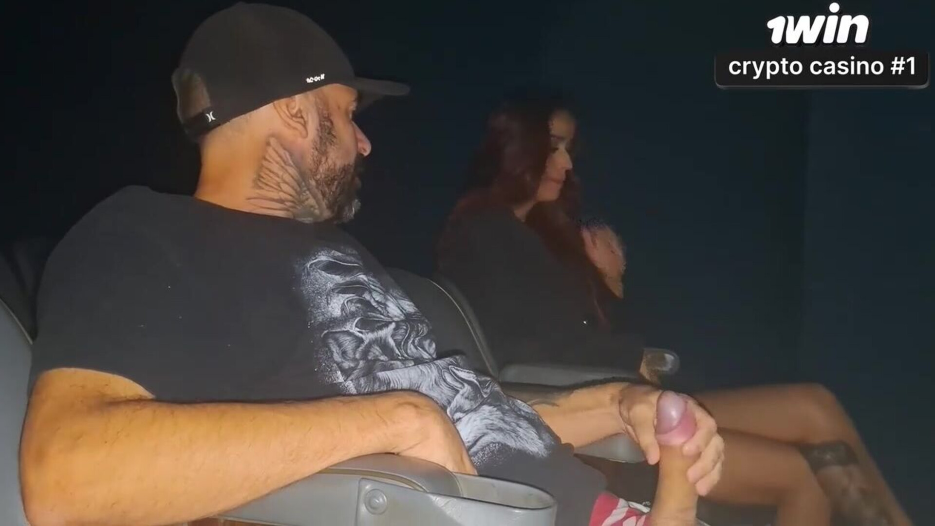 Corno leva a esposa ao cinema pornô pela primeira vez em uma cena quente e intensa de - gozada dentro - teatro porno - esposa infiel - amadoras verificadas - teatro - porn - amador - creampie - latin - dogging car
