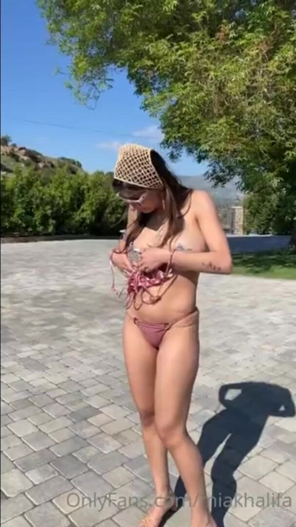 Mia Khalifa Nude In Public - xxx