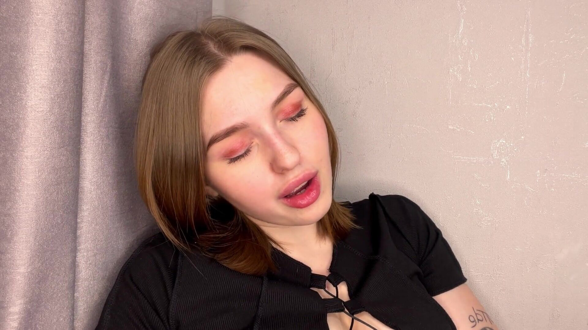 Sasha Honey A Girl With A Juicy Ass Cums While At Home Alone - solo - softcore - amateur